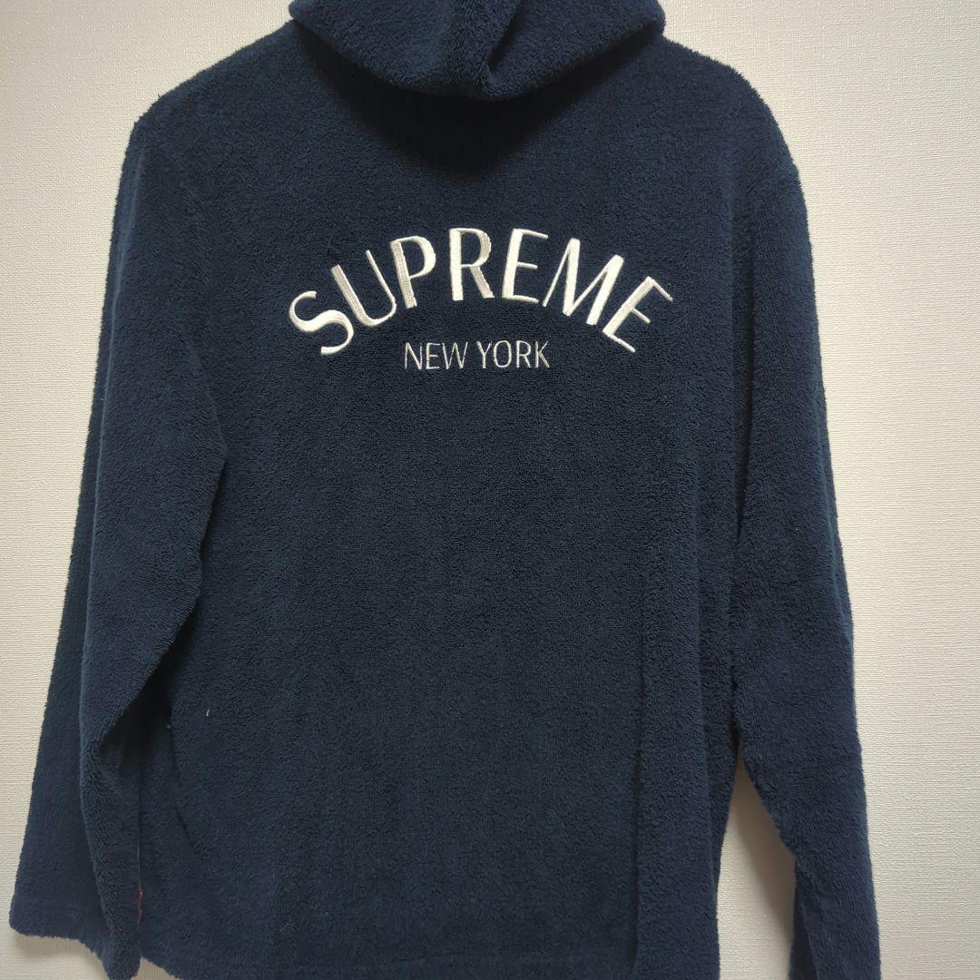 supreme バックロゴ