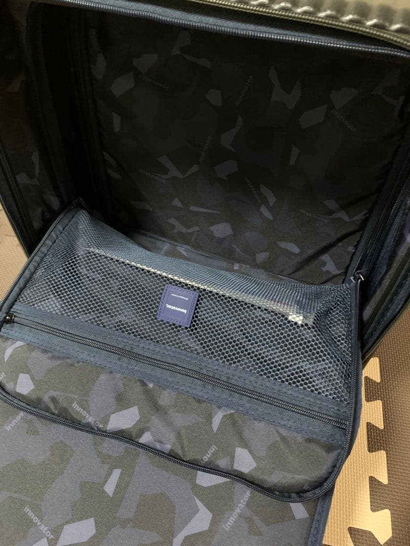 ブラックストライプキャリーケースinnovator