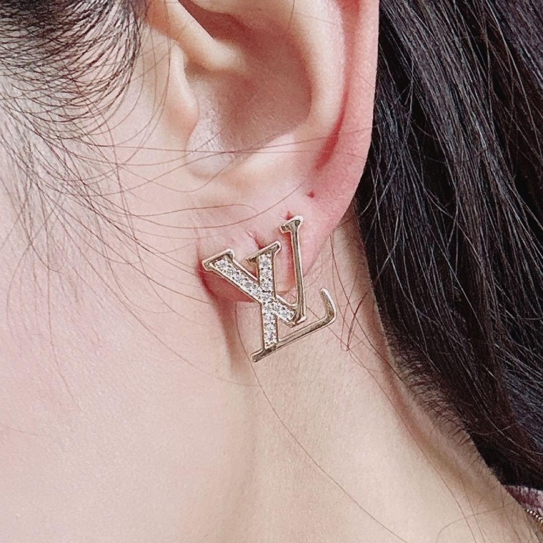 ルイヴィトン LVロゴピアス ブランド品専門の Louis Vuitton ロゴピアス 花モチーフ