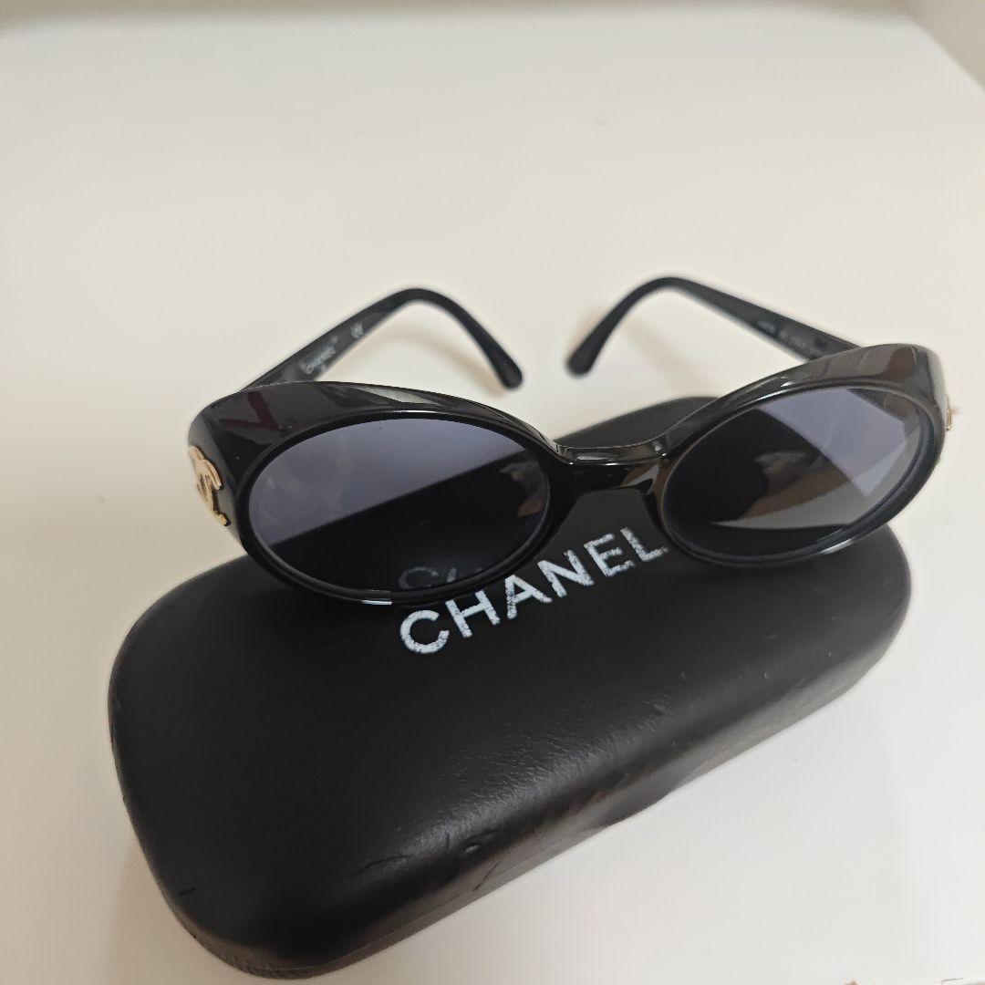 CHANEL ブラックラウンドサングラス