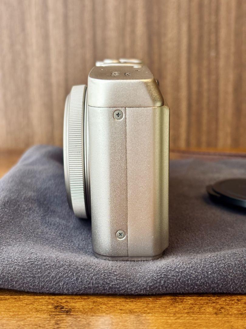 FUJIFILM XF10