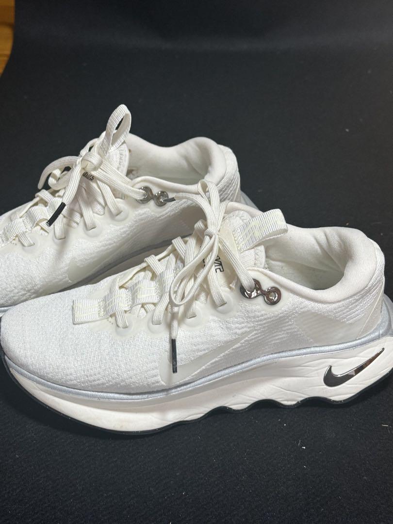 Nike MOTIVA スニーカーホワイト23.0