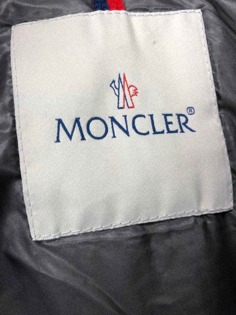 MONCLER フード付き ブラック メンズ ダウンベスト XL サイズ3 MONCLER フード付き ブラック メンズ ダウンベスト XL サイズ3