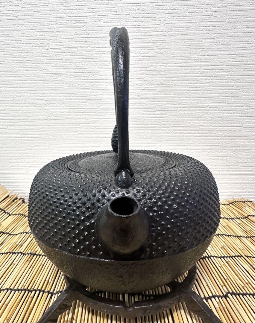 ＵＳＥＤ品、付属品付　南部照光堂造　１８型アラレ　南部鉄瓶　南部鉄器　鉄瓶 未使用品、タグ付 南部照光堂 心斎作 18型アラレ 南部鉄瓶