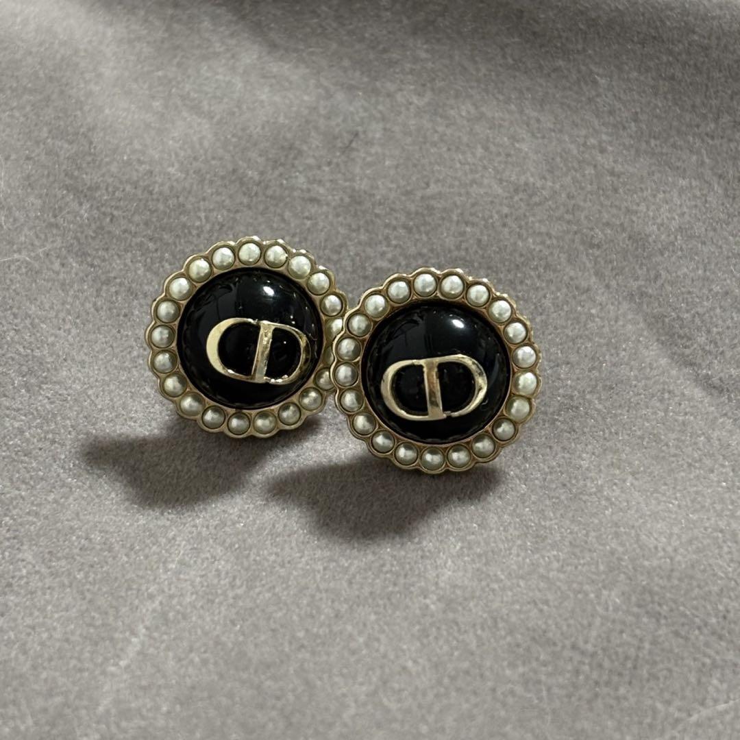 Dior Petit CD Baroque スタッドピアス - メルカリ Dior Petit CD Baroque スタッドピアス - メルカリ