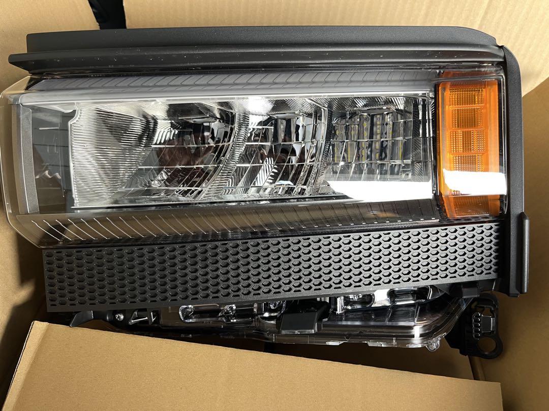トヨタ　ランドクルーザー250 角目LEDヘッドライト左右　新車外し！