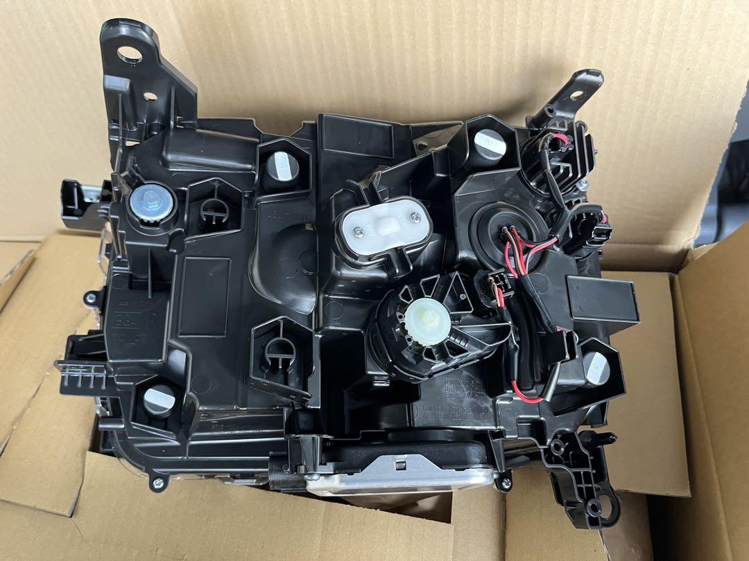 トヨタ　ランドクルーザー250 角目LEDヘッドライト左右　新車外し！