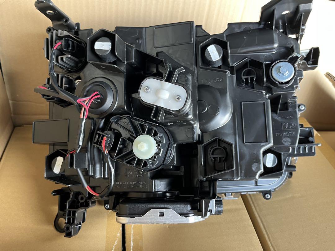 トヨタ　ランドクルーザー250 角目LEDヘッドライト左右　新車外し！