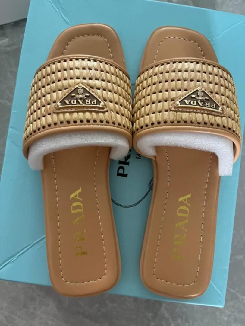 PRADA 編み込みデザイン スライドサンダル