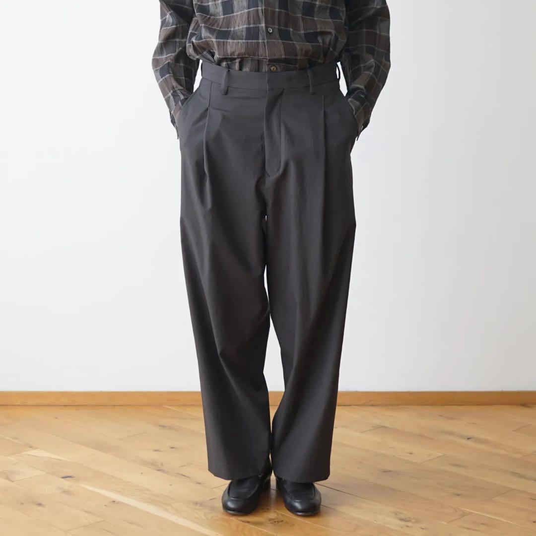 25SS URU 1 TUCK PANTS -CHARCOAL