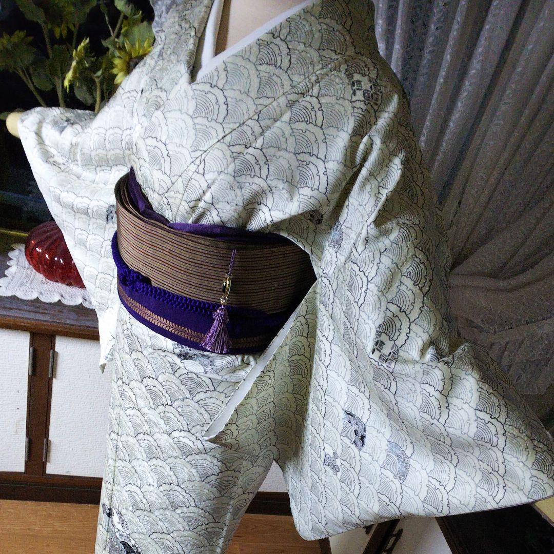 紫の地色に茶系統の線模様と金茶の刺繍が粋なセミアンティークの開き