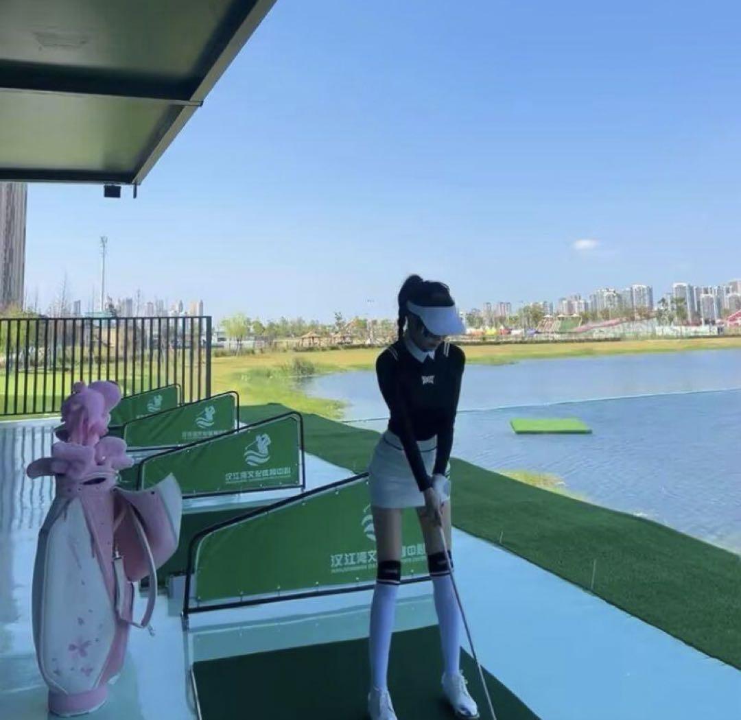 ゴルフウェア 長袖シャツとスカートゴルフ