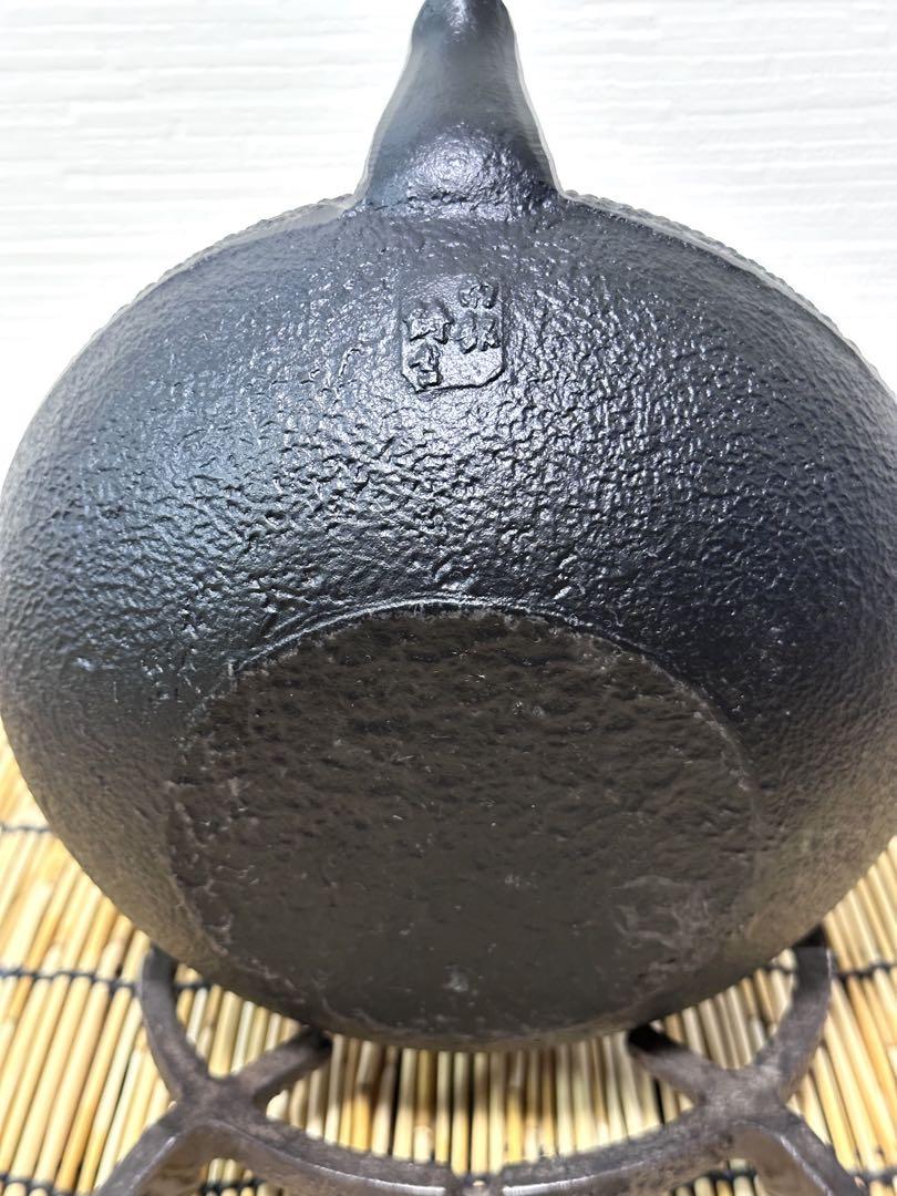 新品、未使用品、栞付　南部岩鋳造 鋳吉銘　１５型平アラレ　南部鉄瓶　南部鉄器