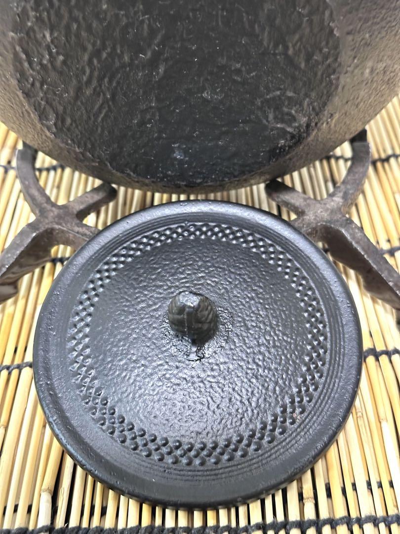 新品、未使用品、栞付　南部岩鋳造 鋳吉銘　１５型平アラレ　南部鉄瓶　南部鉄器