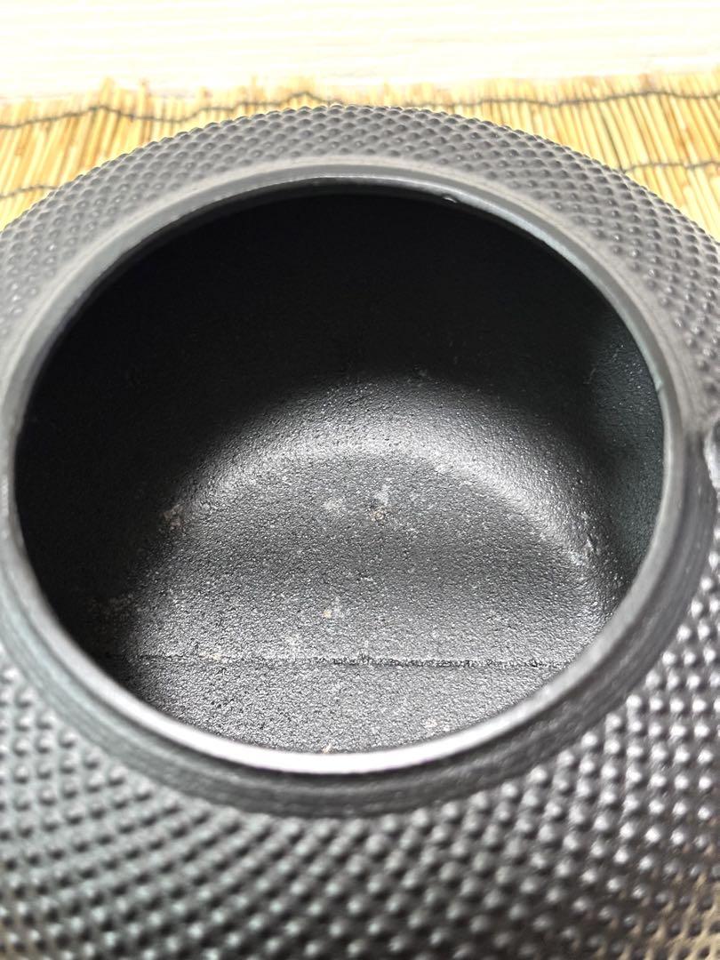 新品、未使用品、栞付　南部岩鋳造 鋳吉銘　１５型平アラレ　南部鉄瓶　南部鉄器