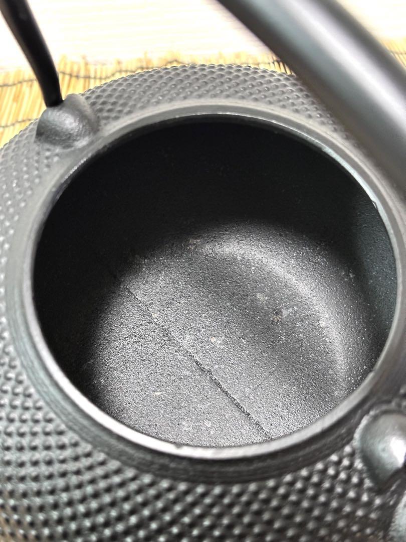 新品、未使用品、栞付　南部岩鋳造 鋳吉銘　１５型平アラレ　南部鉄瓶　南部鉄器