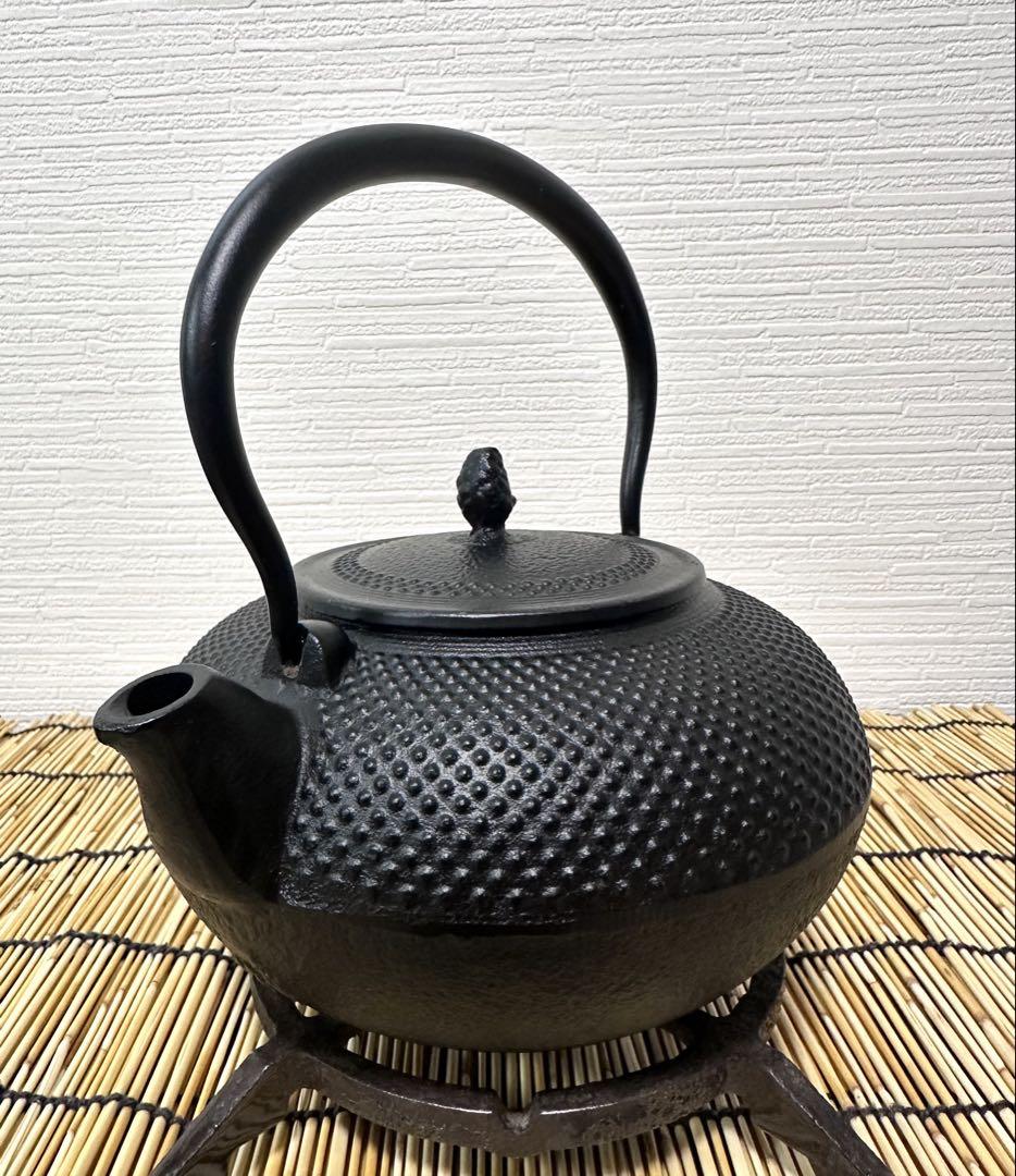 新品、未使用品、栞付　南部岩鋳造 鋳吉銘　１５型平アラレ　南部鉄瓶　南部鉄器