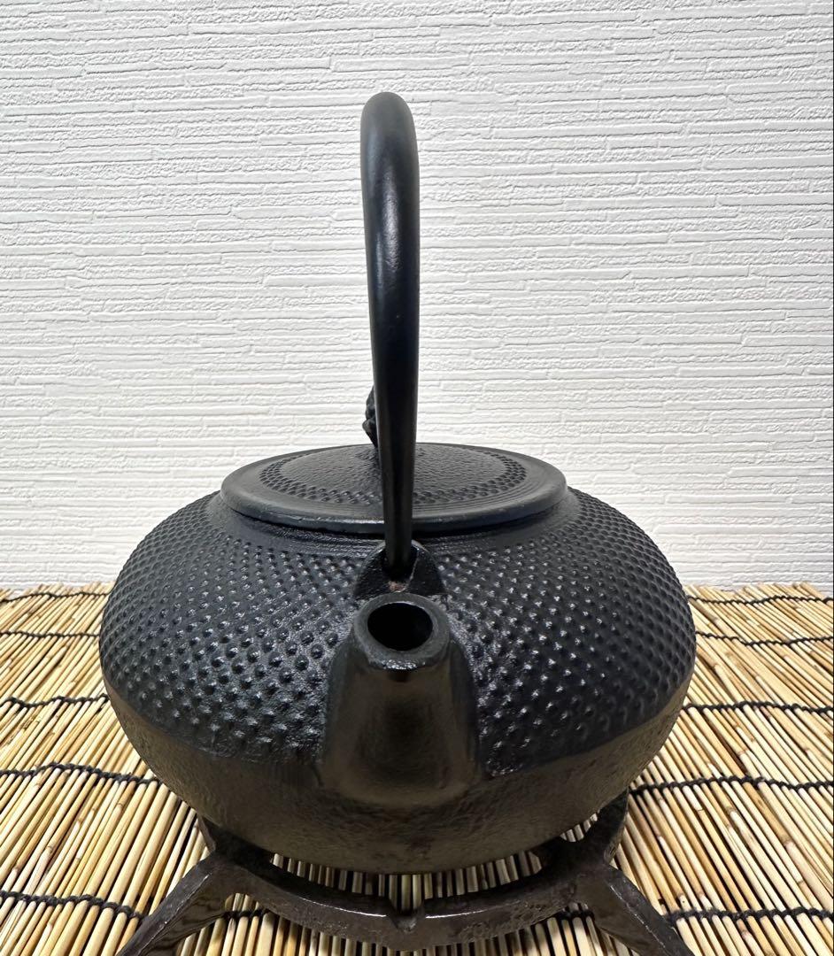 新品、未使用品、栞付　南部岩鋳造 鋳吉銘　１５型平アラレ　南部鉄瓶　南部鉄器