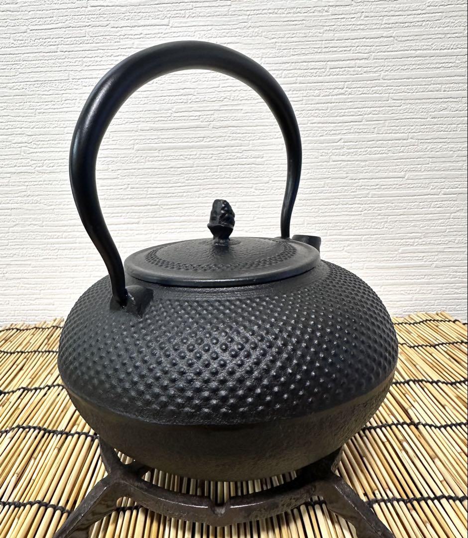 新品、未使用品、栞付　南部岩鋳造 鋳吉銘　１５型平アラレ　南部鉄瓶　南部鉄器