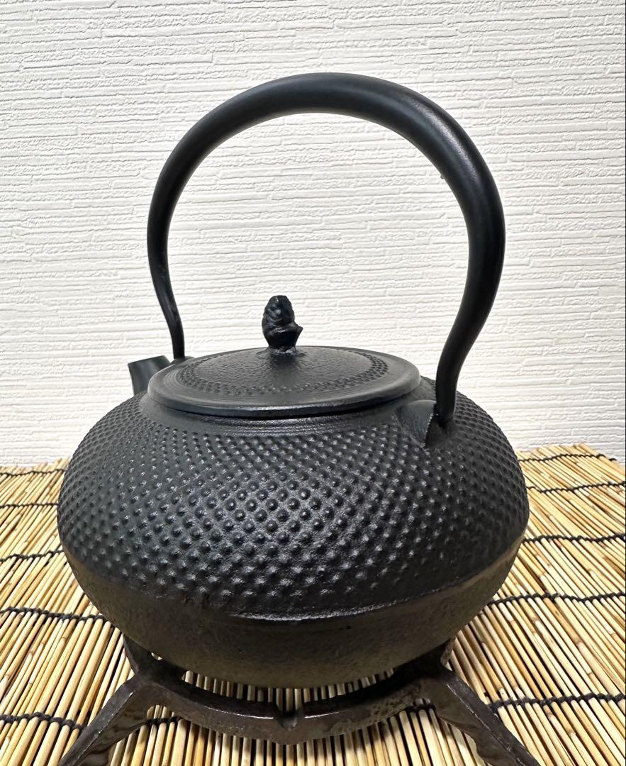 新品、未使用品、栞付　南部岩鋳造 鋳吉銘　１５型平アラレ　南部鉄瓶　南部鉄器