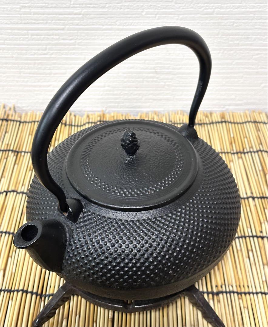 新品、未使用品、栞付　南部岩鋳造 鋳吉銘　１５型平アラレ　南部鉄瓶　南部鉄器