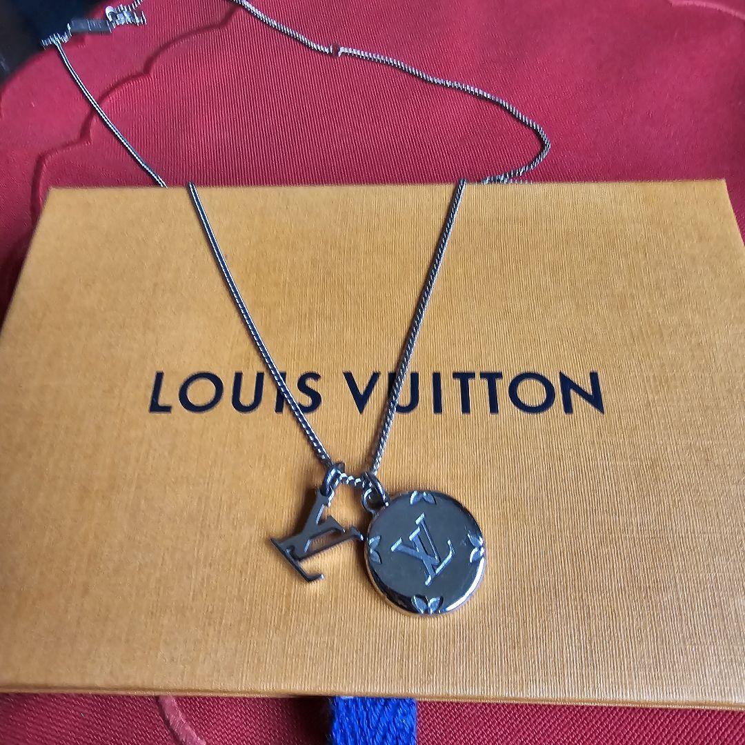 Louis Vuitton LVロゴプレートネックレス