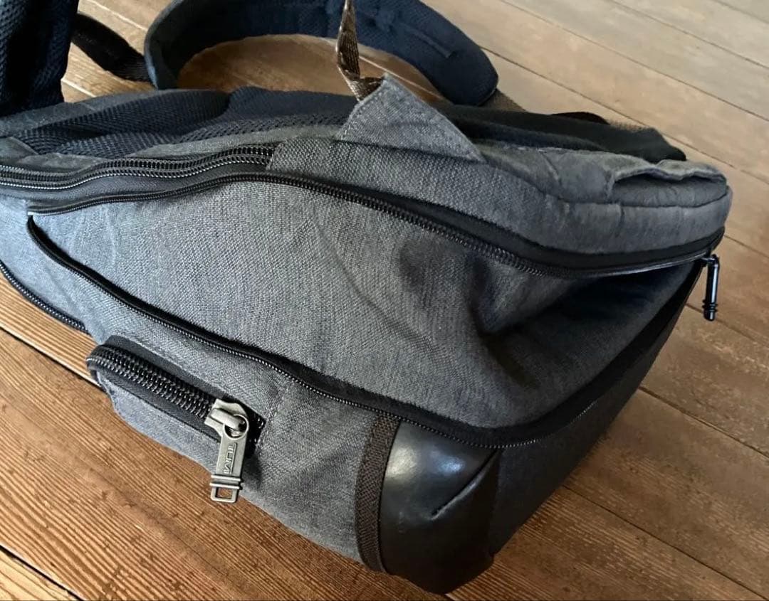 TUMI トゥミ バックパック リュックサック ラップトップ グレー 茶革 TUMI トゥミ バックパック リュックサック ラップトップ グレー 茶革