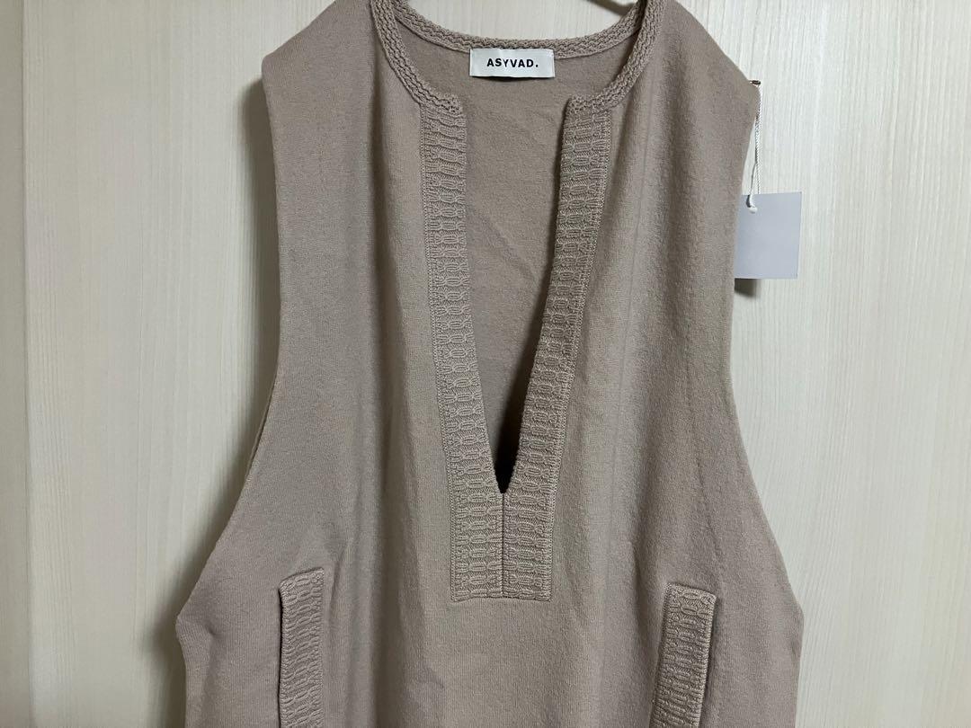 ASYVAD. アシヴェイド フーリングウール深キーネックロングベスト