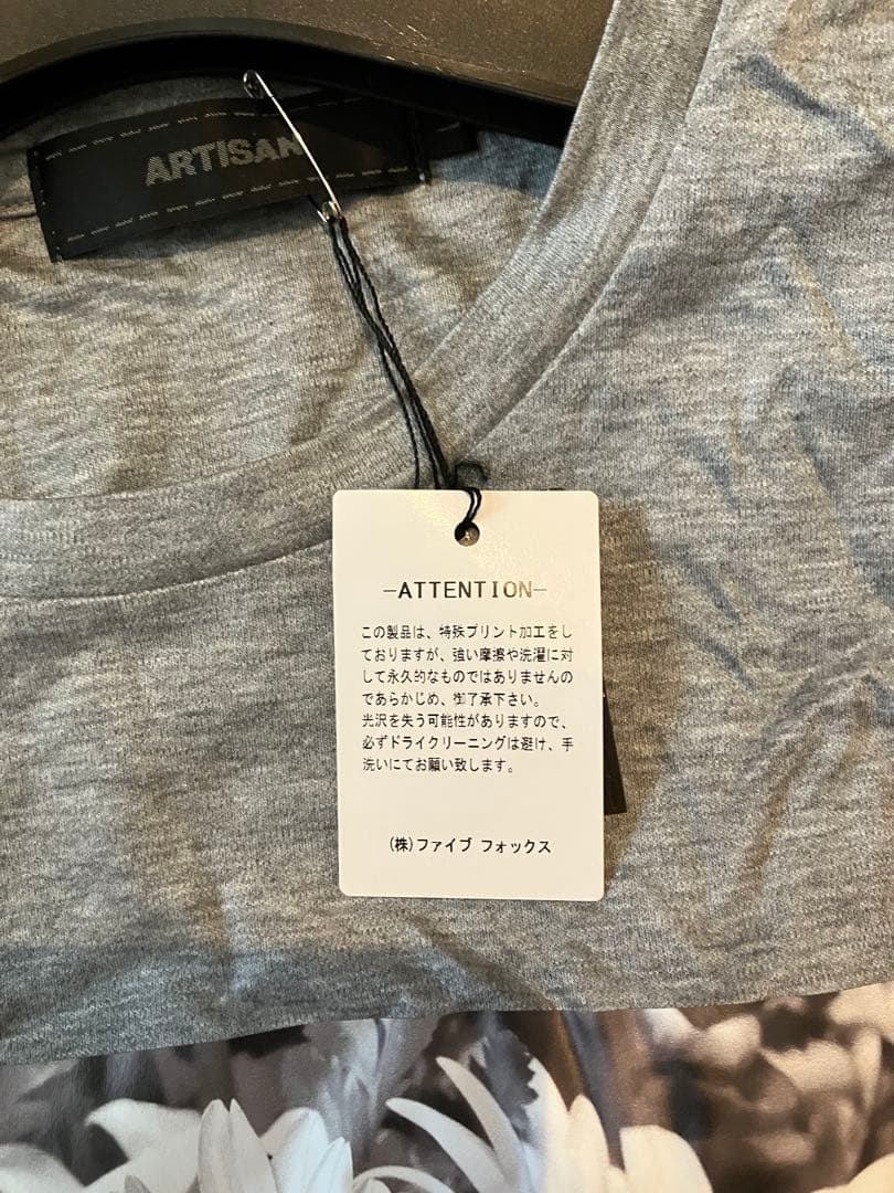 ARTISAN 花柄プリント Tシャツ グレー