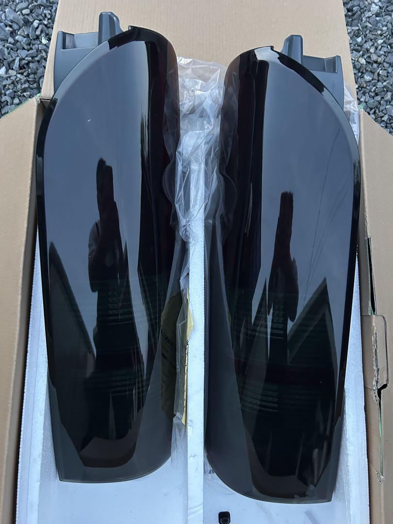 ハイエース3型 純正テールランプ 新品スモークカバー付き 左右セット最終お値下げ