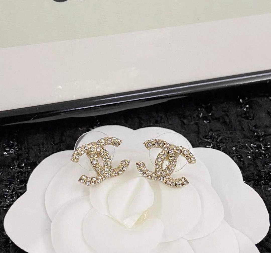 CHANEL ゴールド スタッドピアス