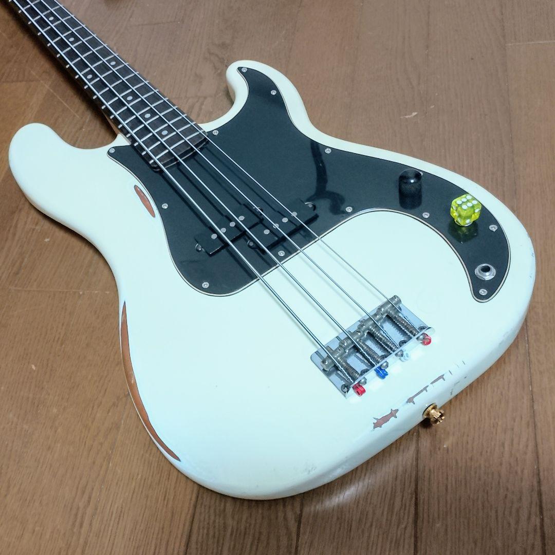 Squier by Fender　Precision Bass