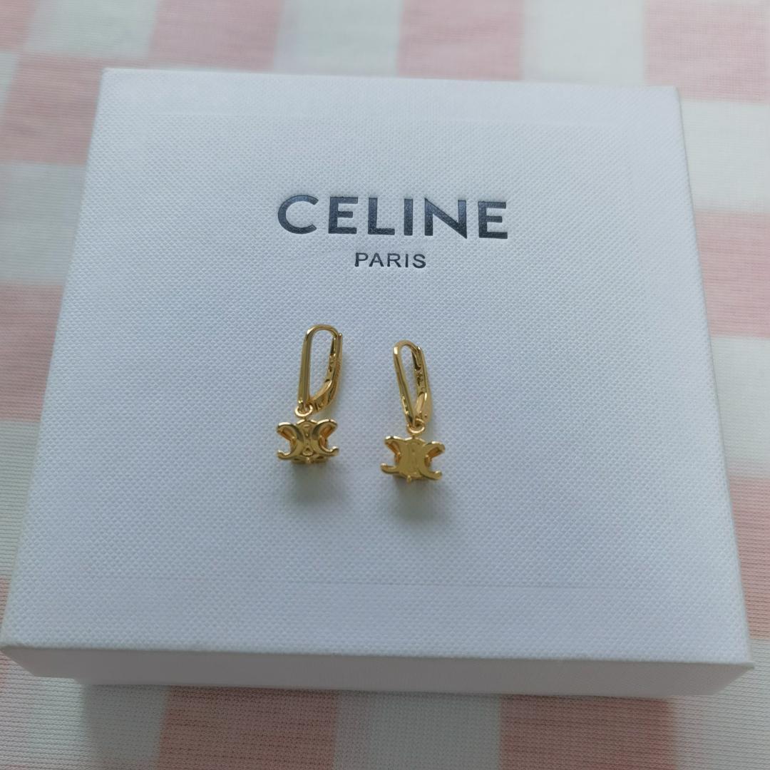 大人気☆CELINE トリオンフモチーフピアス ゴールド