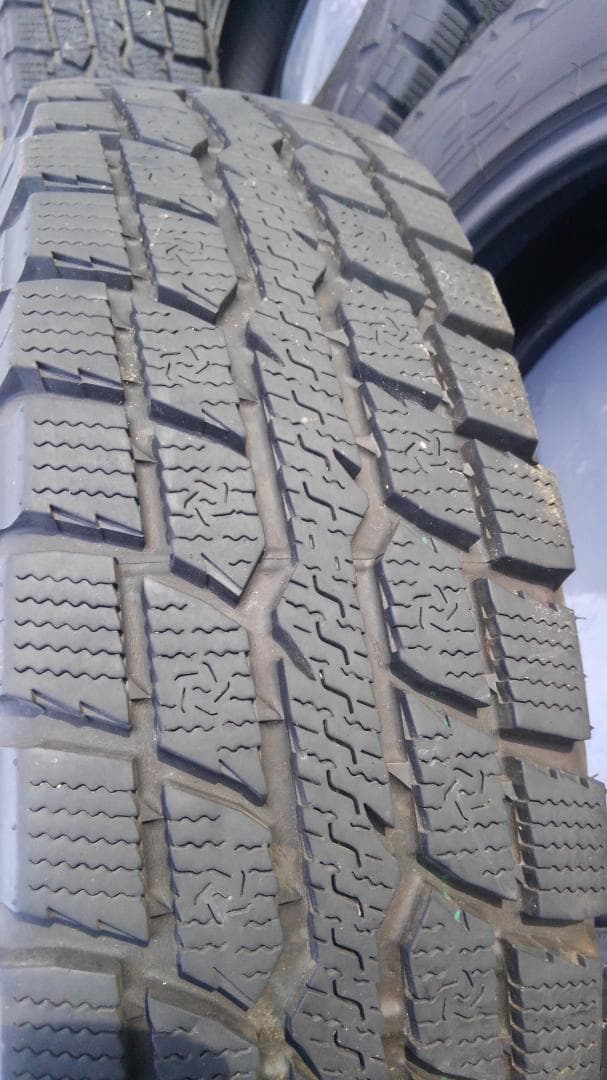 TOYO TIRES OBSERVE W/T-R 16インチスタッドレスタイヤ TOYO TIRES OBSERVE W/T-R 16インチスタッドレスタイヤ