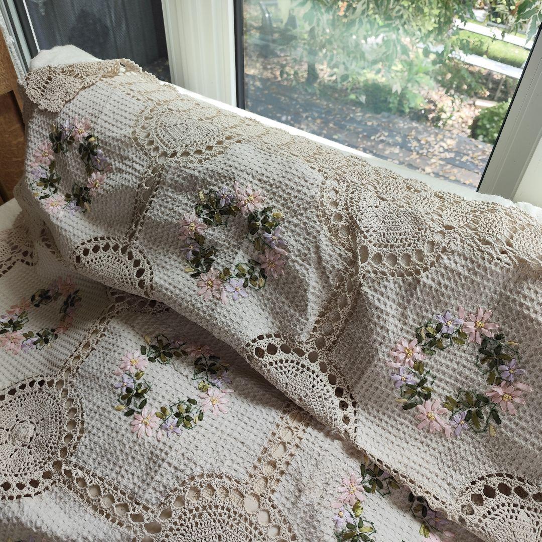 Vintageレース　お花のリースリボン刺繍　優しい生成り色の厚手　マルチカバー