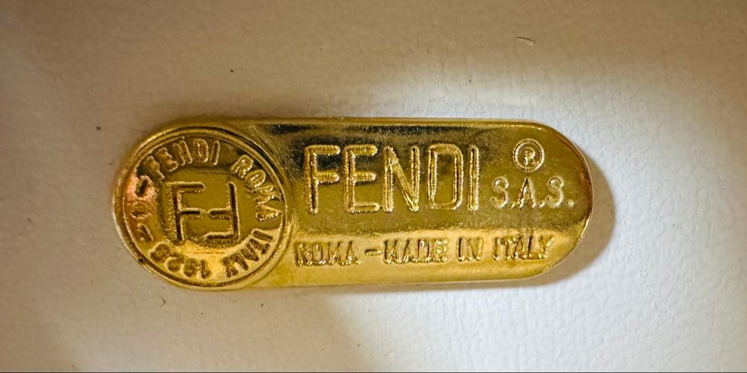 FENDI ホワイト ハンドバッグ ゴールド金具 FENDI ホワイト ハンドバッグ ゴールド金具
