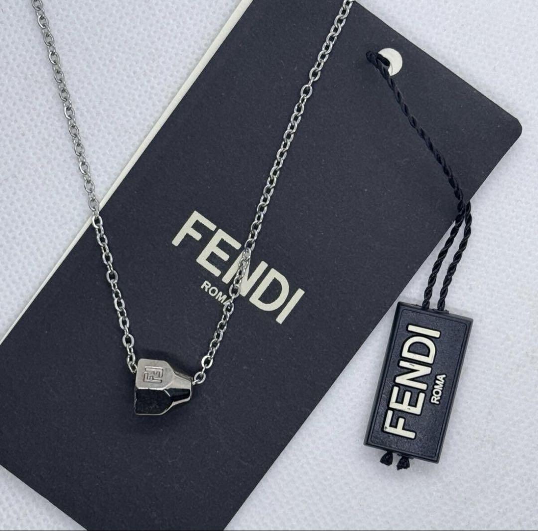 美品☆イニシャルプレート　FENDIネックレスチャーム FENDI（チャーム）のフリマアイテム一覧