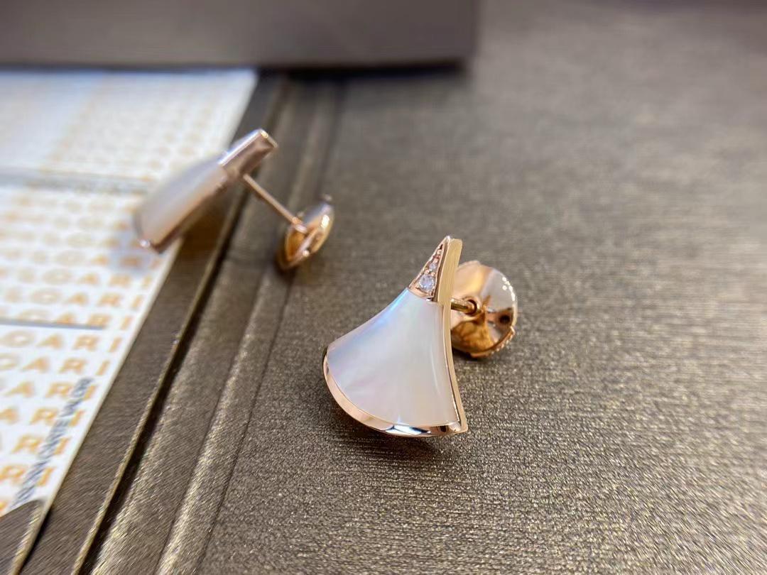 BVLGARI オパール 三角形 ピアス BVLGARI オパール 三角ピアス - メルカリ