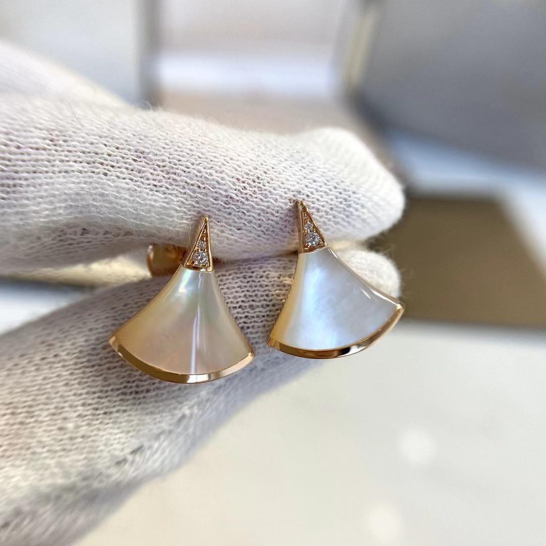 BVLGARI オパール 三角形 ピアス BVLGARI オパール 三角ピアス - メルカリ
