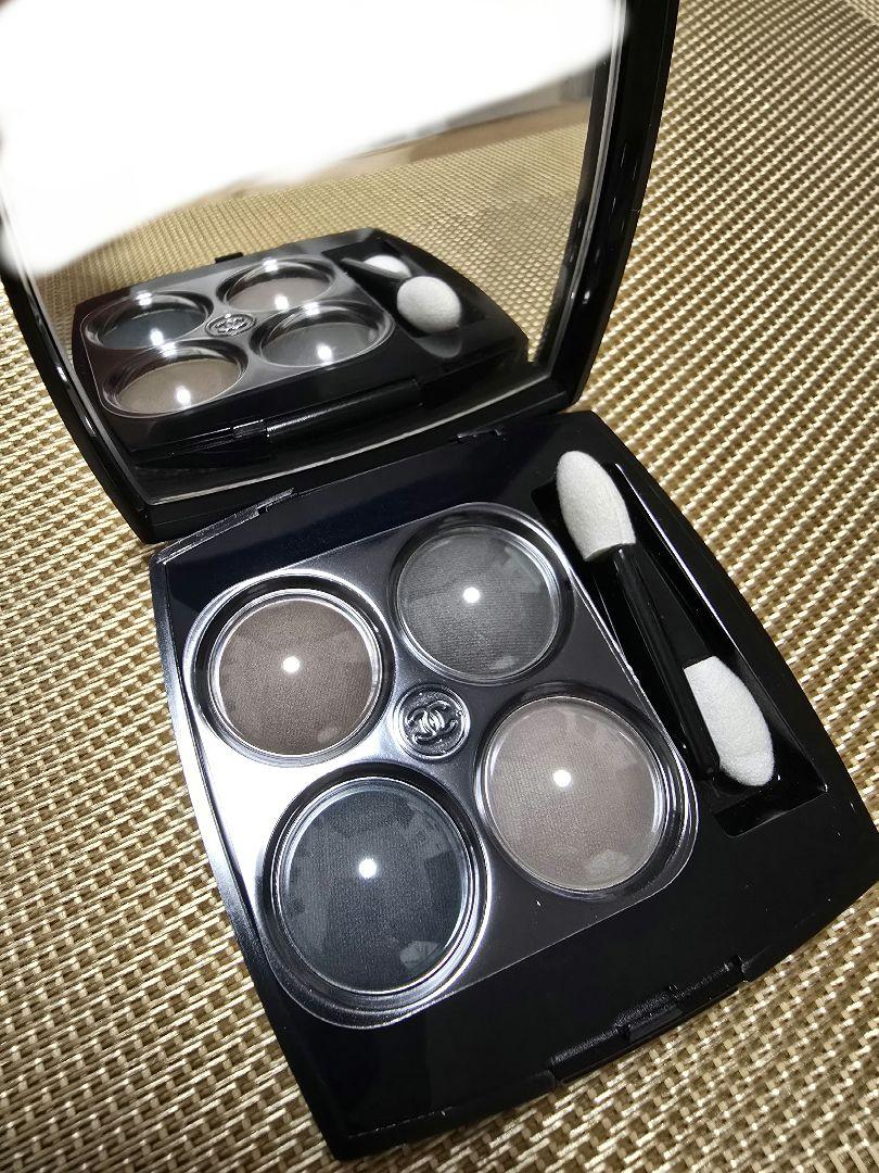 CHANEL レ キャトル オンブル　アイシャドウ324 ブラーリー ブルー