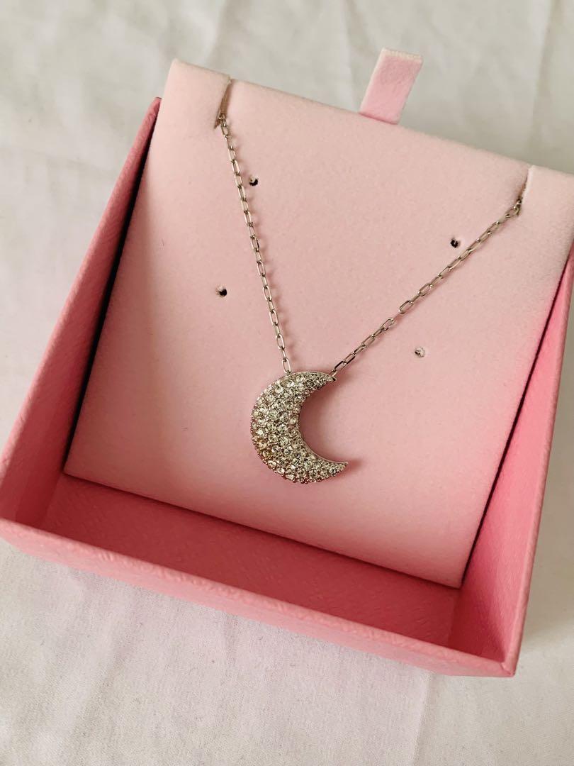 スワロフスキーSwarovski ネックレス　ペンダント三日月　シルバーカラー
