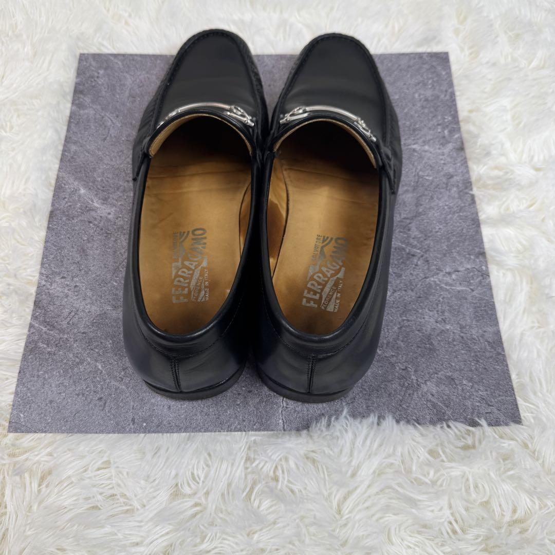 フェラガモ ローファー 黒 ロゴプレート 本革 8EE