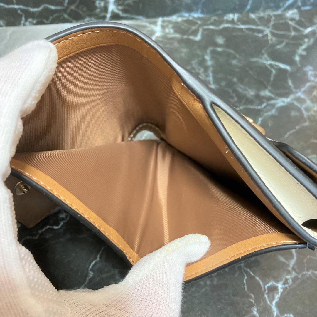 ☆週末限定セール☆ 【コーチ】 折財布 二つ折り カーキ＆ホワイト レディース