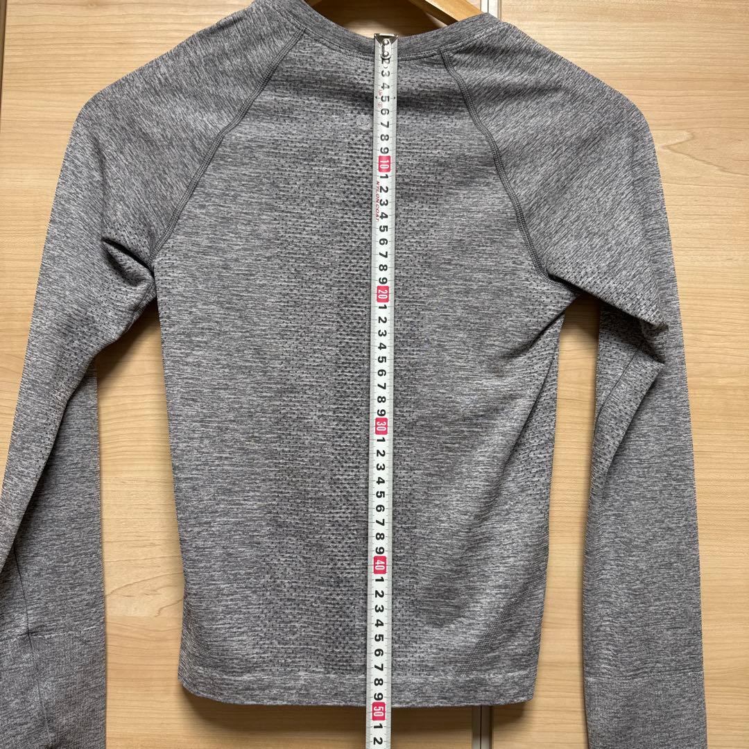 美品 ルルレモンSwiftly Tech 長袖シャツ 2.0 ウエスト丈 美品 ルルレモンSwiftly Tech 長袖シャツ 2.0 ウエスト丈