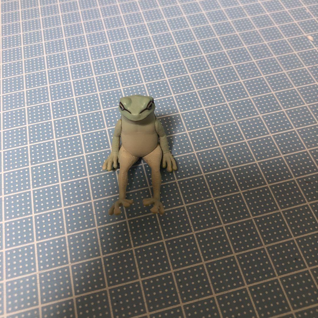 すわってるかえる