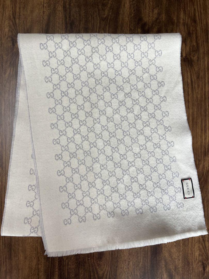 GUCCI 薄手のマフラー