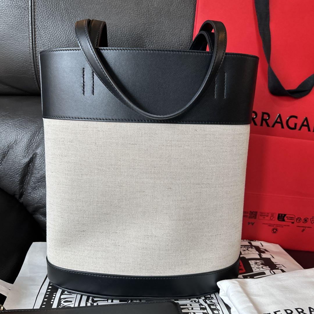FERRAGAMO ショルダーバッグ ベージュ/ブラック - メルカリ