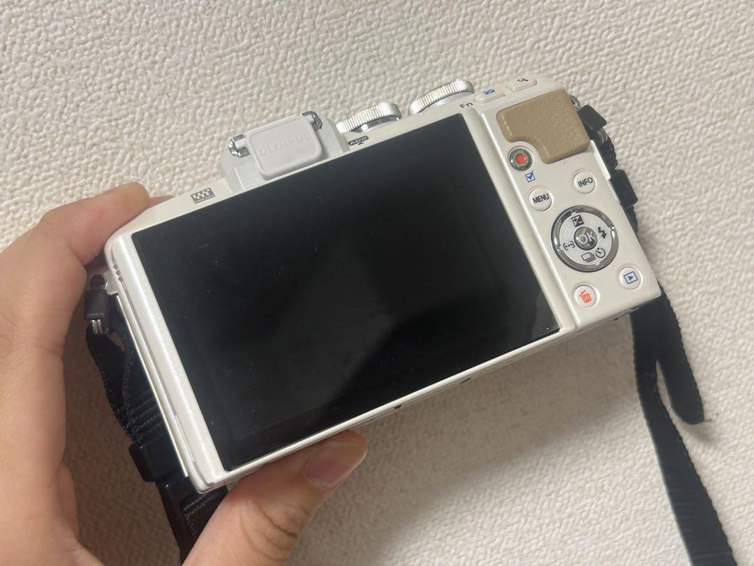 【本日限定価格】OLYMPUS PEN E-PL7ミラーレス一眼レンズは望遠のみ