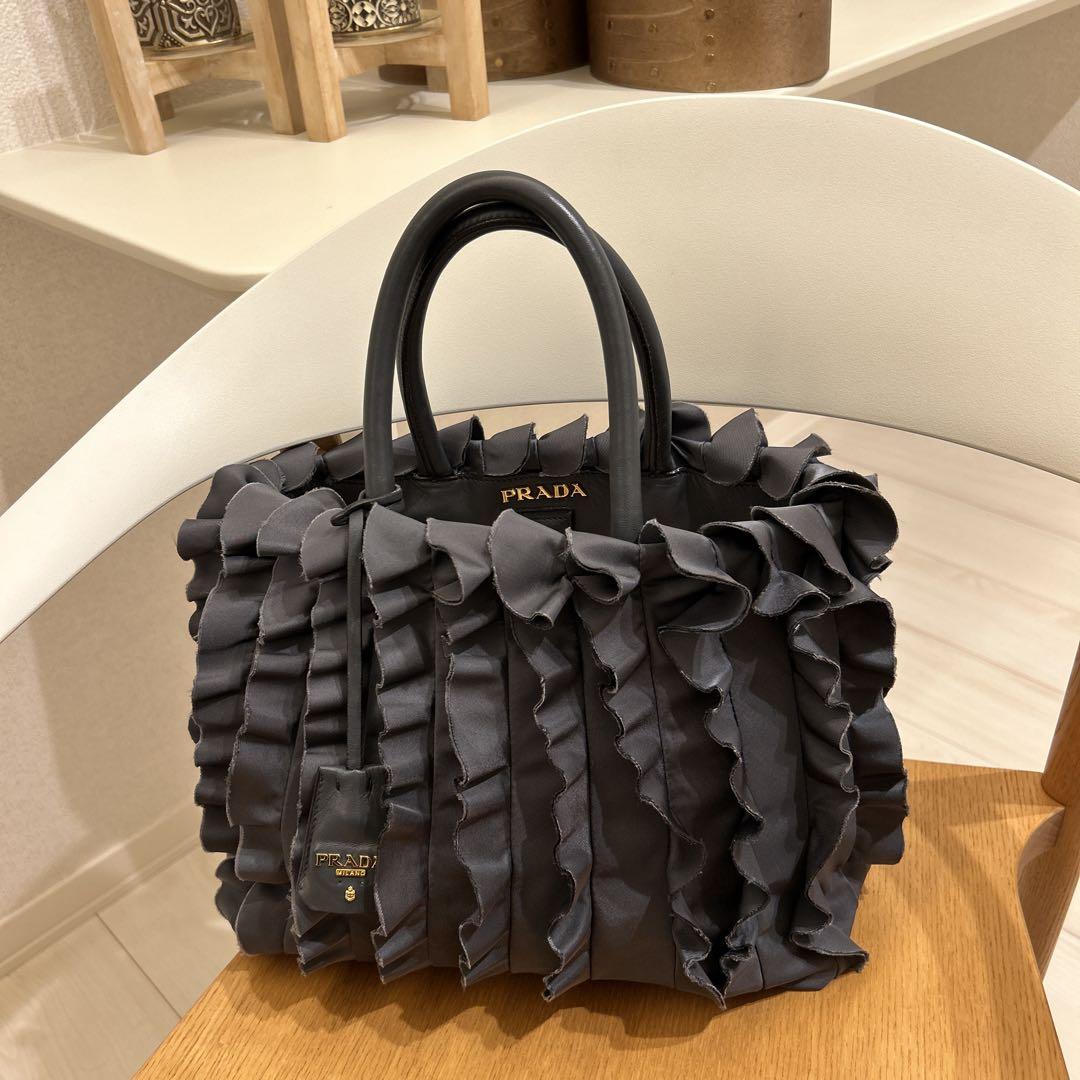 PRADAグレー♡トートバッグ フリル ナイロン レザーチャーム　取り外し可