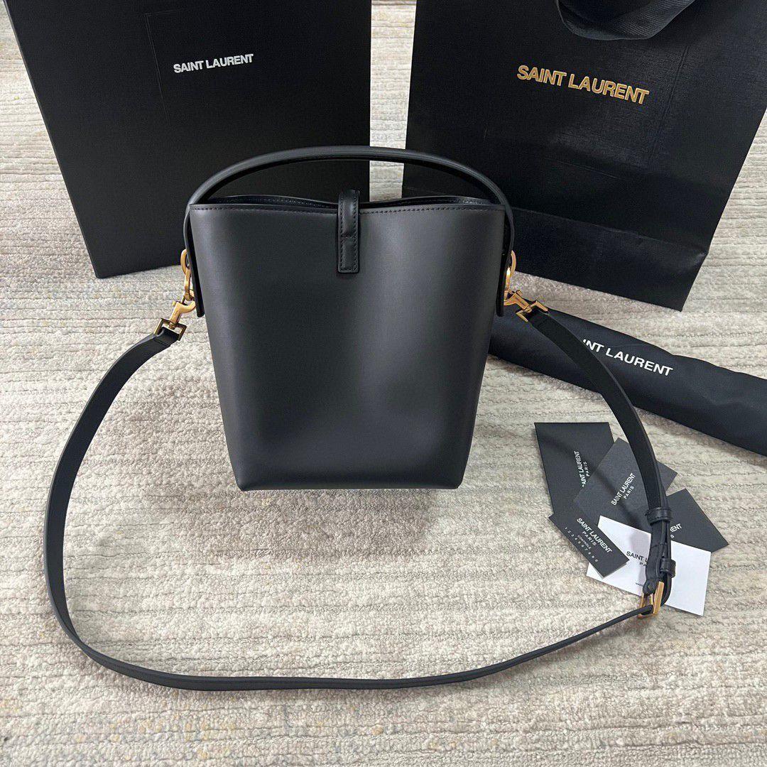 【優美な一品】Saint Laurent ショルダーバッグ レザー ブラック SAINT LAURENT ブラックレザーショルダーバッグ - メルカリ